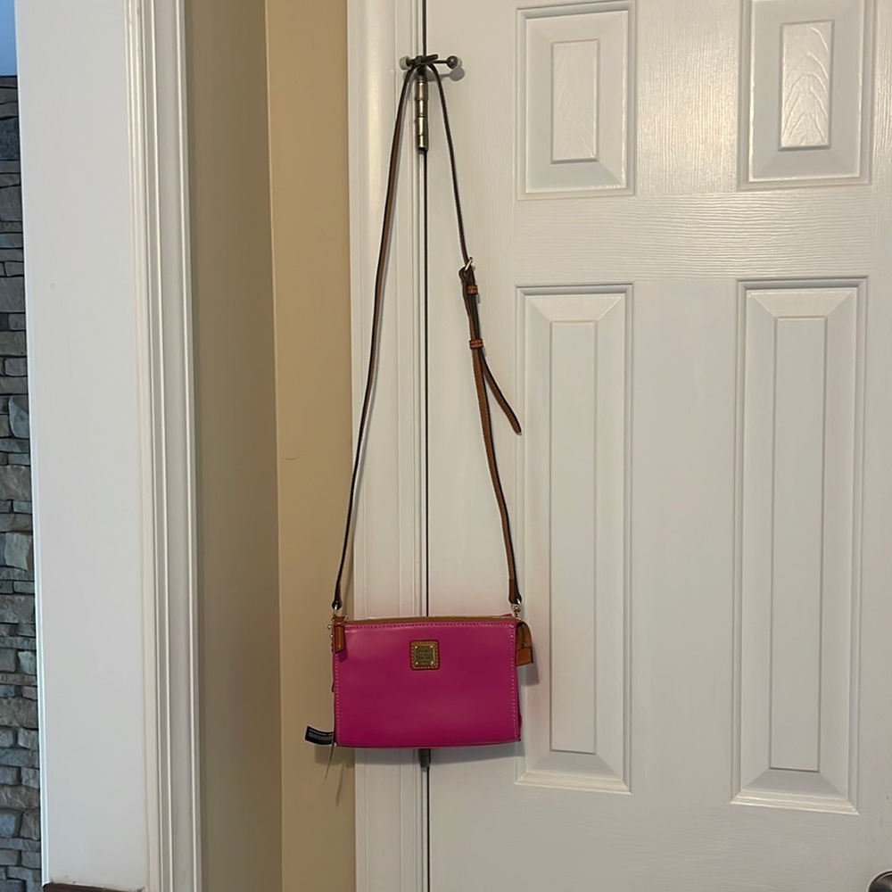 Ladies bright pink Dooney & Bourke crossbody purse